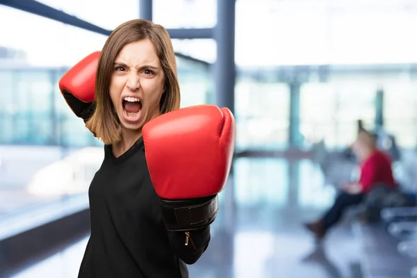 Enojado joven bonita mujer boxeo — Foto de Stock