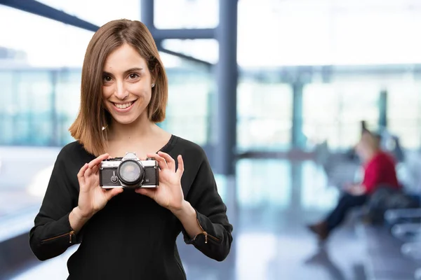 Ung, pen kvinne med kamera – stockfoto