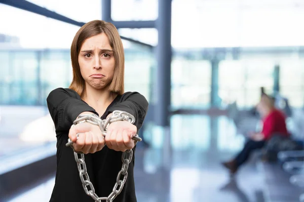 Triste joven bonita mujer con una cadena —  Fotos de Stock