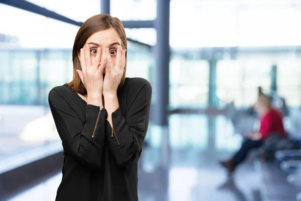 Sorpreso bella donna che copre gli occhi — Foto Stock