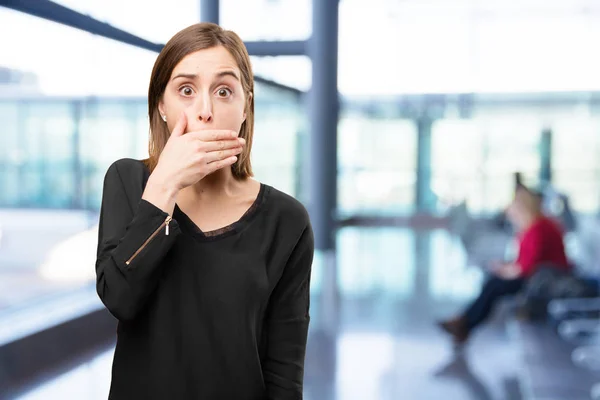 Förvånad över vacker kvinna som täcker munnen — Stockfoto