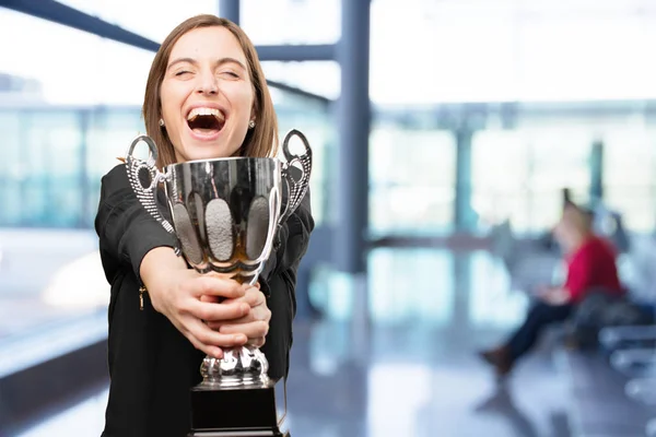 Jovem mulher bonita com troféu — Fotografia de Stock