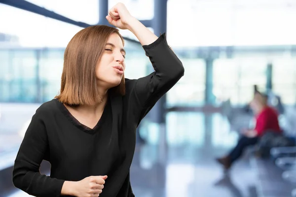 Giovane bella donna che balla — Foto Stock