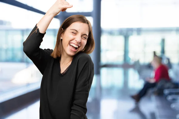 Junge hübsche Frau tanzt — Stockfoto