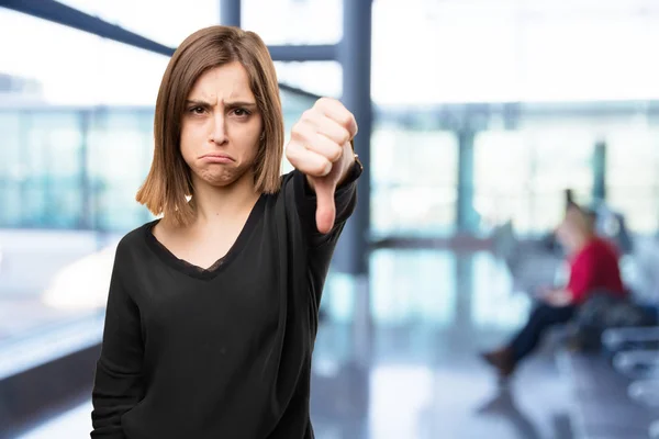 Mujer bonita enojada en posición de desacuerdo —  Fotos de Stock