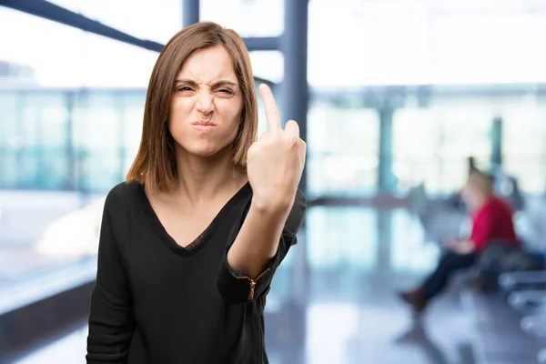 Mujer bonita enojada en posición de desacuerdo — Foto de Stock
