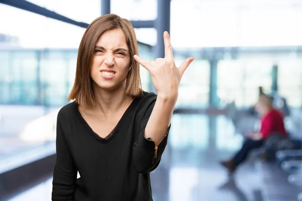 Mujer bonita enojada en posición de desacuerdo — Foto de Stock