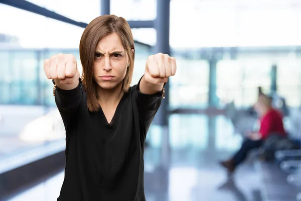 Mujer bonita enojada en pose de lucha — Foto de Stock