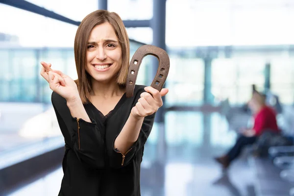 Traurige junge hübsche Frau mit Hufeisen — Stockfoto