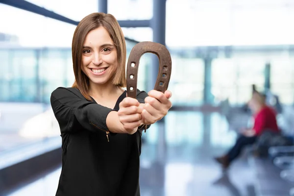 Junge hübsche Frau mit Hufeisen — Stockfoto