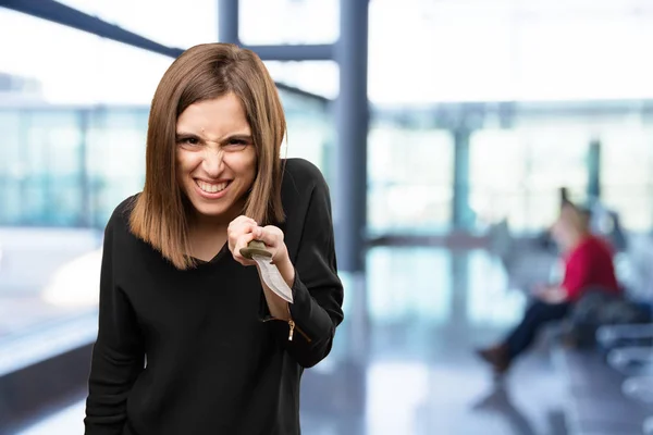 Mujer bonita enojada con un cuchillo — Foto de Stock