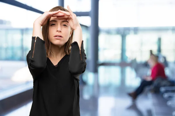 Überrascht hübsche Frau, die weit blickt — Stockfoto