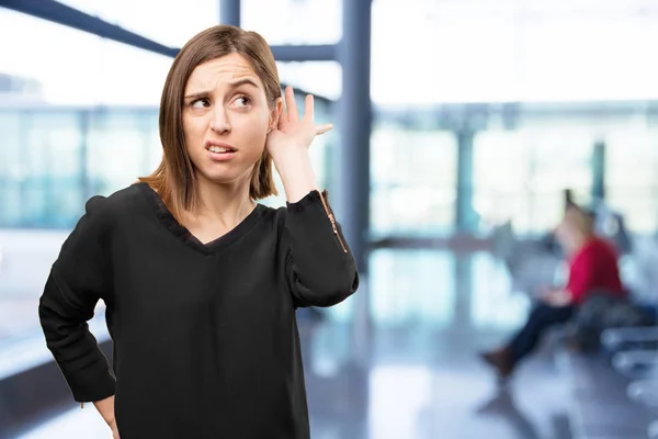 Überraschte hübsche Frau beim Zuhören — Stockfoto