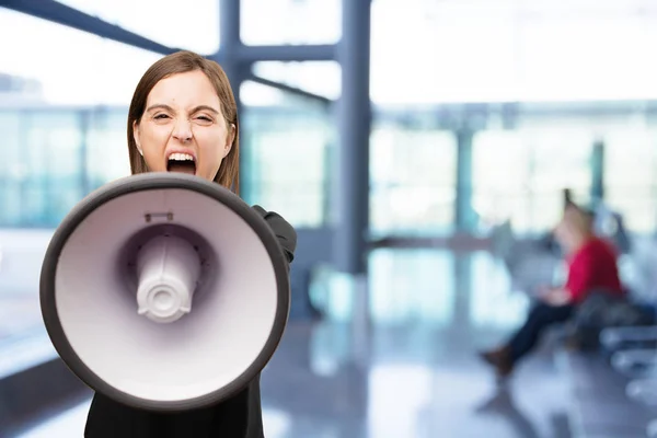 Boze jonge mooie vrouw met megafoon — Stockfoto