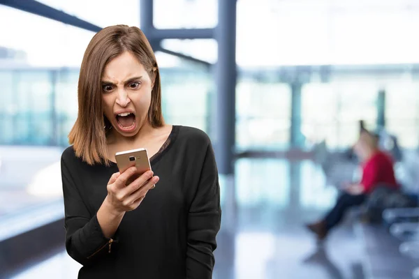 Mujer bonita enojada con teléfono móvil — Foto de Stock