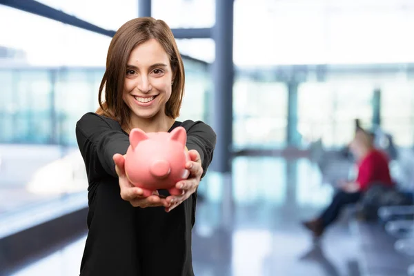 Jovem mulher bonita com banco porquinho — Fotografia de Stock