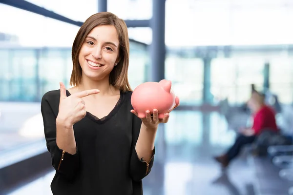 Joven bonita mujer con alcancía — Foto de Stock