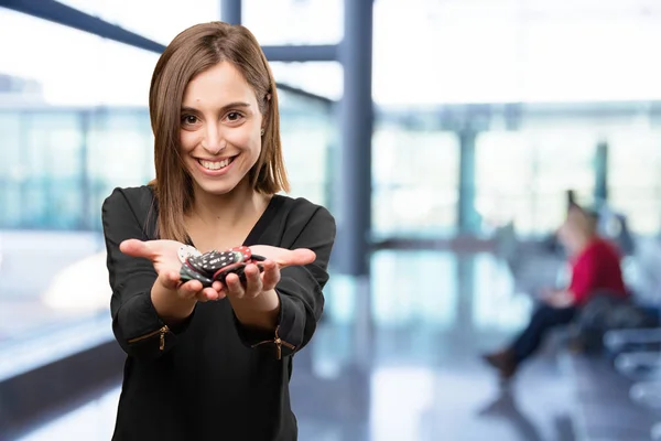 Giovane bella donna con chip di poker — Foto Stock