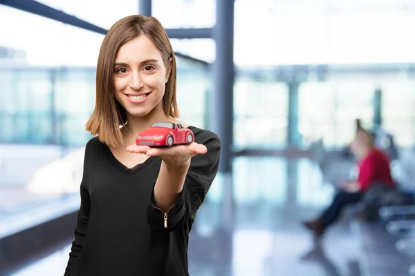 年轻漂亮的女人，与一辆红色汽车 — 图库照片