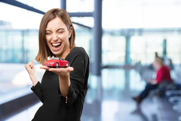 Ung vacker kvinna med en röd bil — Stockfoto