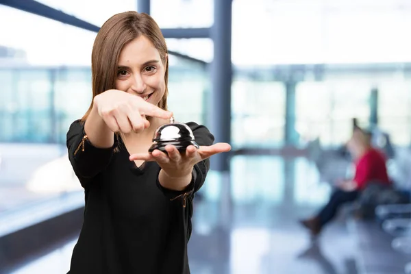 Junge hübsche Frau mit einer Glocke — Stockfoto