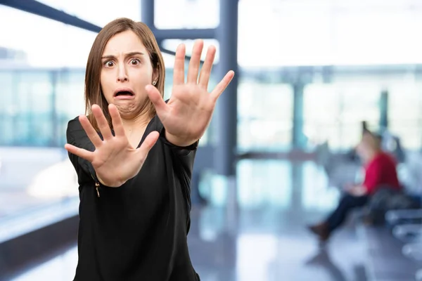 Schöne Frau mit verängstigtem Gesichtsausdruck überrascht — Stockfoto