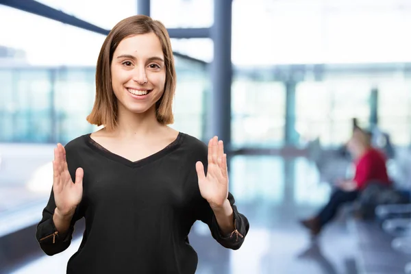 Jonge mooie vrouw weergegeven: gebaar — Stockfoto