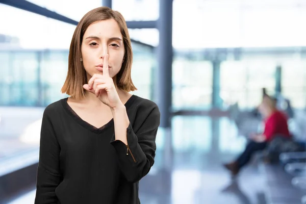 Giovane bella donna con segno di silenzio — Foto Stock