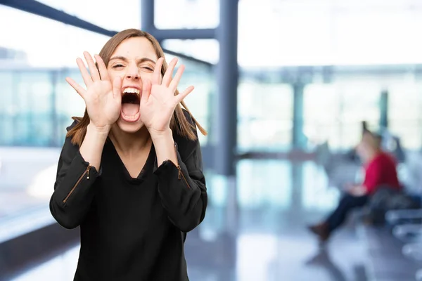 Raiva jovem bonita mulher gritando — Fotografia de Stock