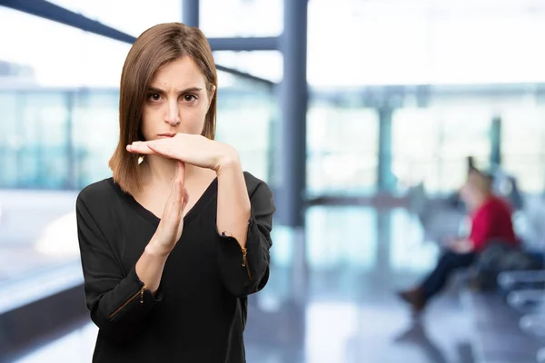 Mujer bonita enojada con señal de tiempo fuera — Foto de Stock