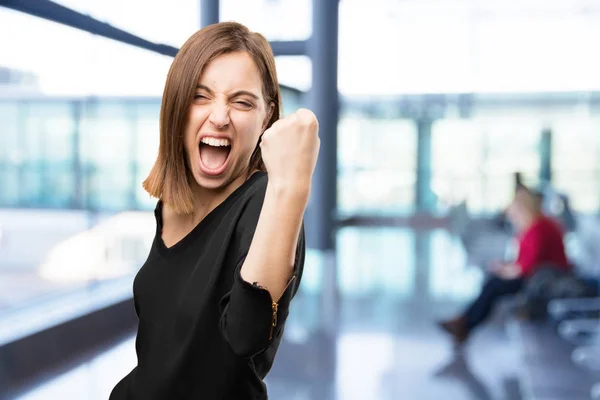 Arrabbiato bella donna con segno di vittoria — Foto Stock