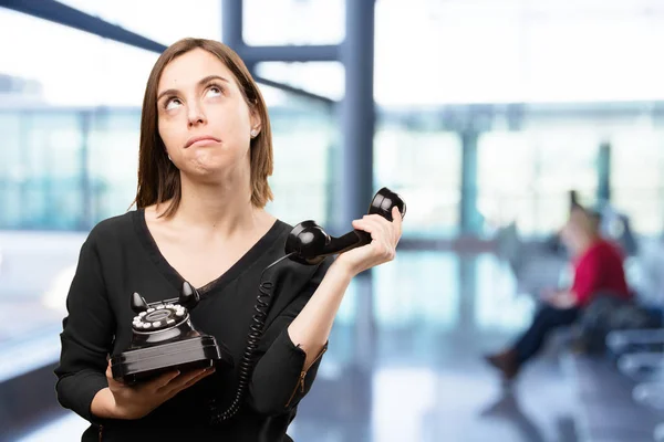 Triste bella donna con vecchio telefono — Foto Stock