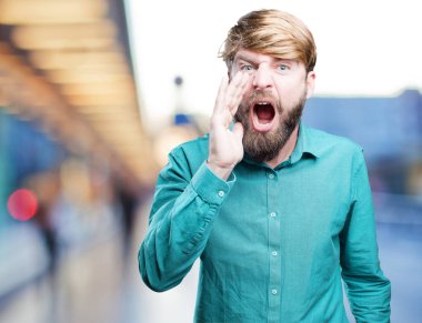 Genç sarışın adam bağırarak  