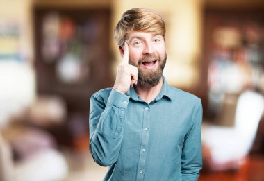 bir fikir olan genç sarışın adam