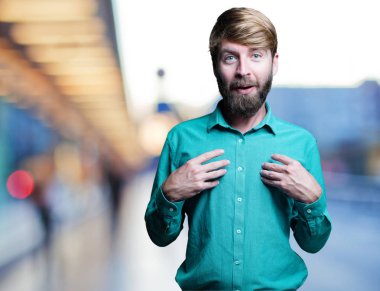 Genç sarışın adam şaşkın