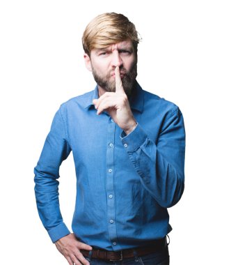 Genç sarışın adam sessizlik işareti ile 