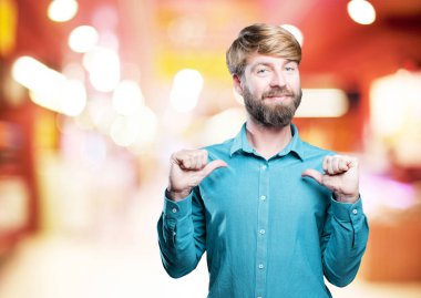 Genç gururlu sarışın adam