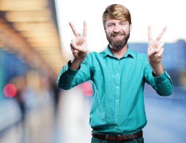 Genç sarışın adam zafer işareti ile