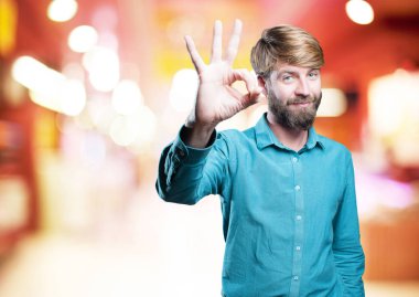 Genç sarışın adam Tamam işareti ile