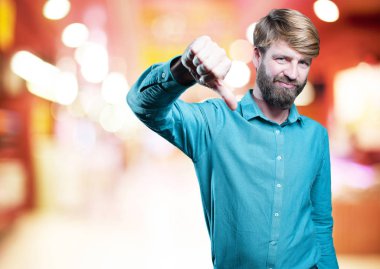 Genç sarışın adam katılmıyorum poz