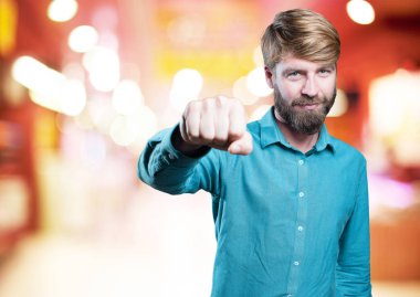 Genç sarışın adam kavga 