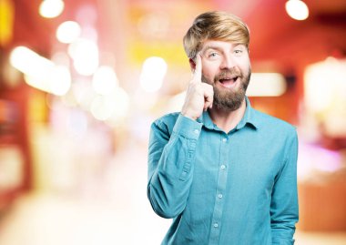 bir fikir olan genç sarışın adam