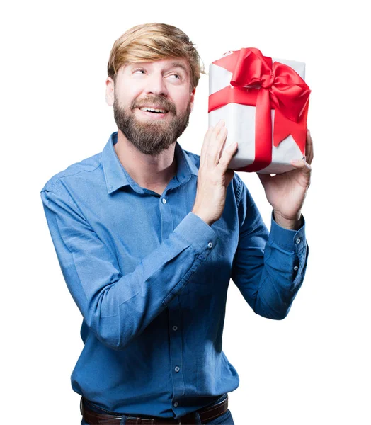 Joven hombre rubio con un regalo — Foto de Stock