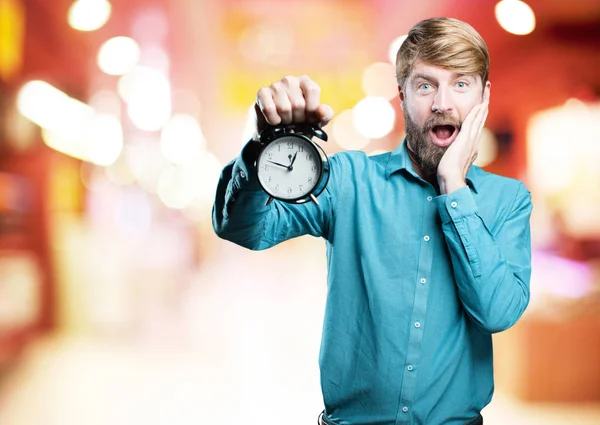 Joven hombre rubio con un reloj — Foto de Stock