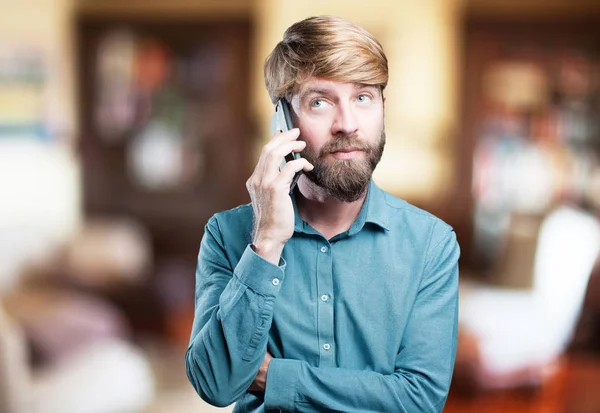 Jonge blonde man met mobiele telefoon — Stockfoto