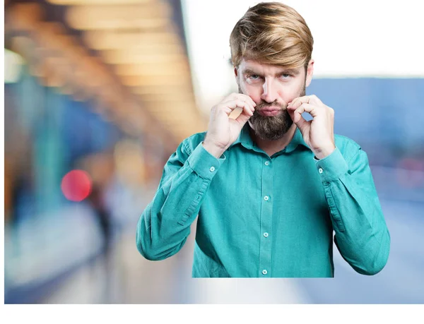 Junger stolzer blonder Mann — Stockfoto