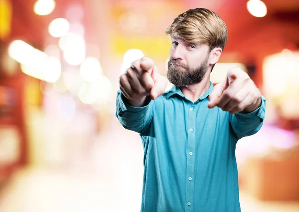 Joven rubia hombre apuntando — Foto de Stock