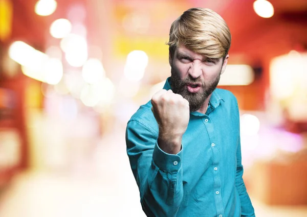 Ung blond man med seger tecken — Stockfoto