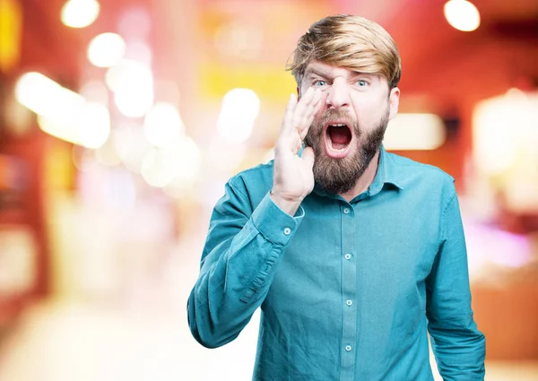 Jovem loira homem gritando — Fotografia de Stock