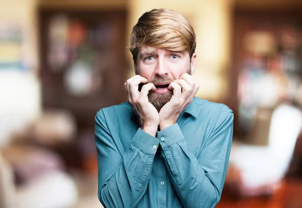 Junger verängstigter blonder Mann — Stockfoto